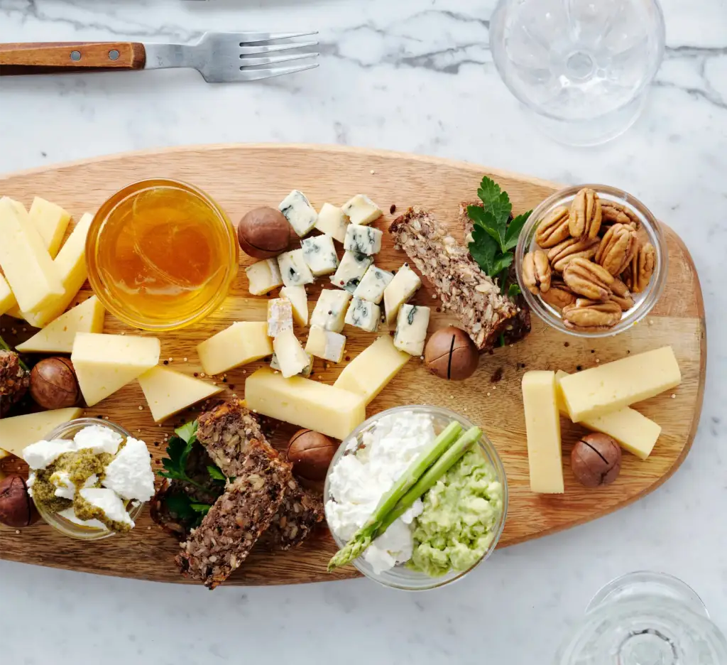 El aperitivo perfecto: tabla de queso, miel y embutido