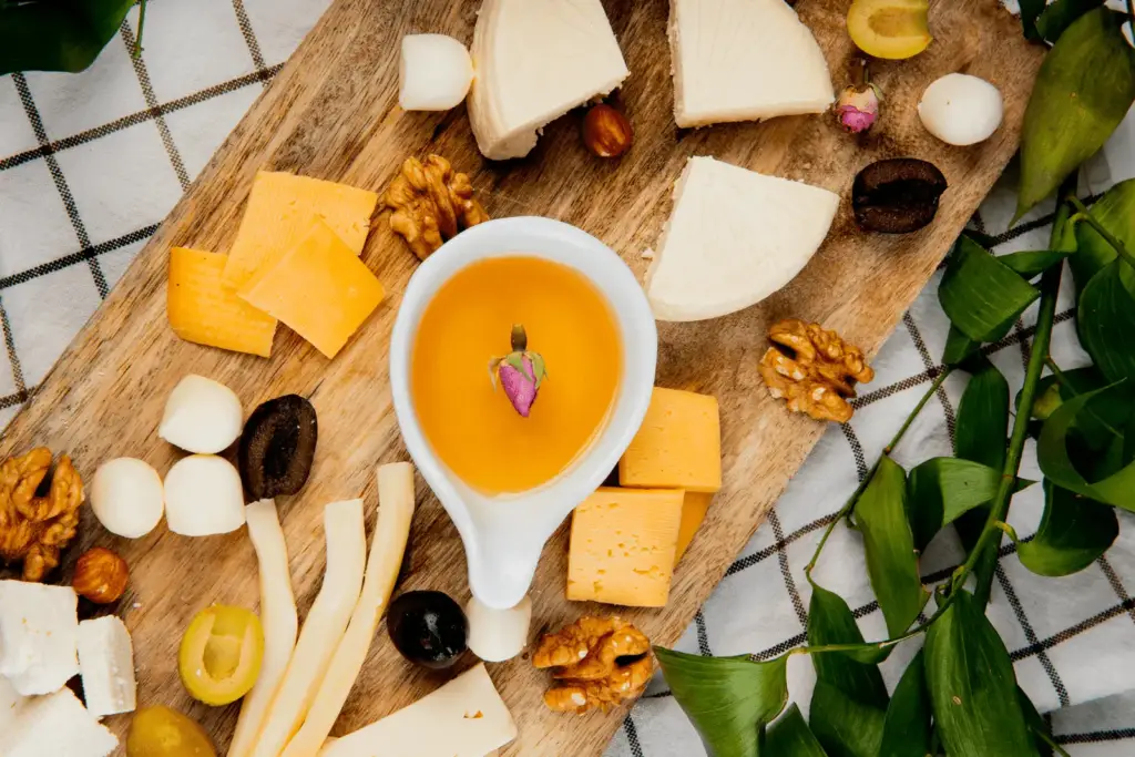 El aperitivo perfecto: tabla de miel y queso, frutos secos y encurtidos