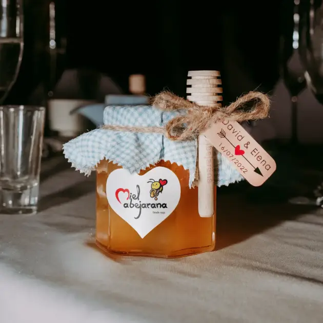 Mini tarro de miel para regalar personalizado con palo de miel y etiqueta decorativa. Miel de Cantueso 100% origen España | MIEL ABEJARANA