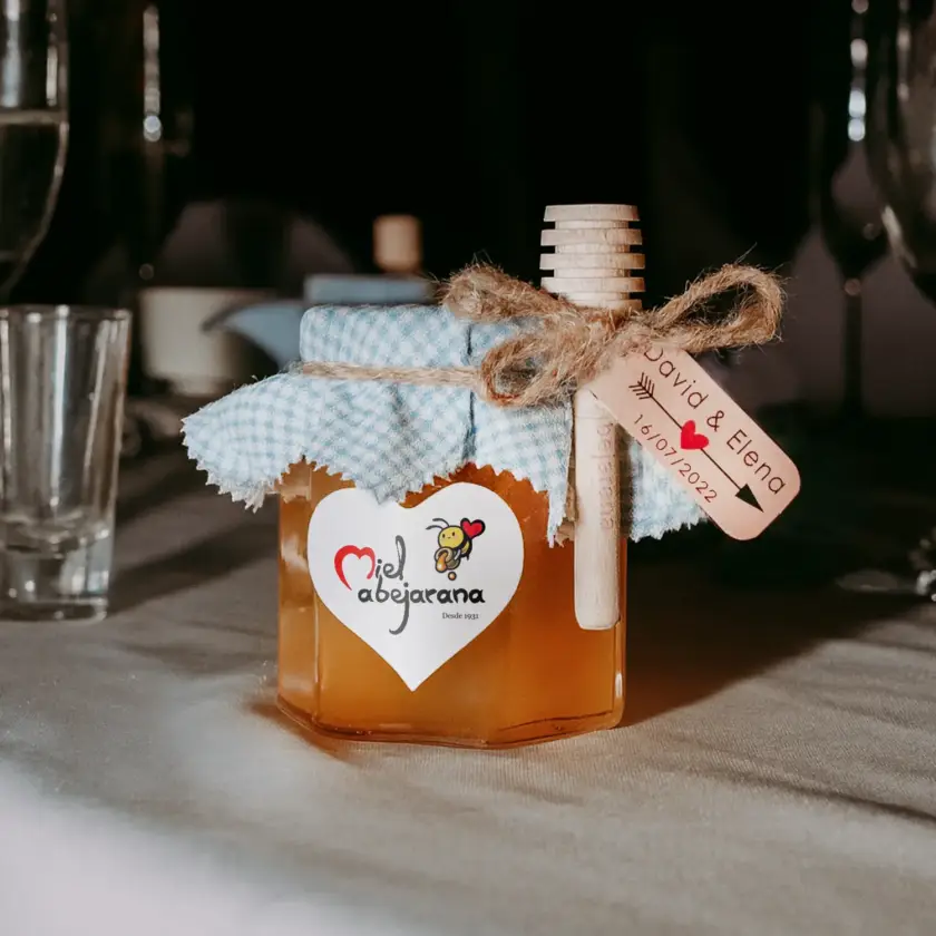 Mini tarros de miel para bodas personalizados con palo de miel y etiqueta decorativa. Miel de Cantueso 100% origen España | MIEL ABEJARANA