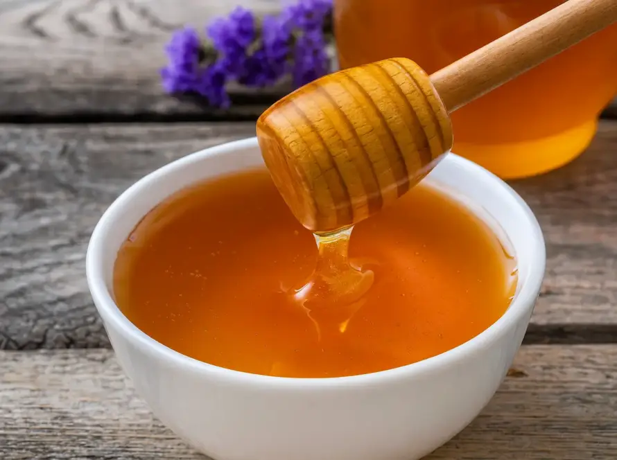 Bol de cerámica con miel natural, ideal para aprovechar su energía y beneficios nutricionales