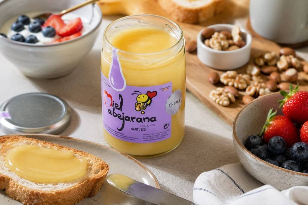 Crema de miel Miel Abejarana acompañada de tostadas, frutos secos y fruta fresca en un desayuno natural y saludable