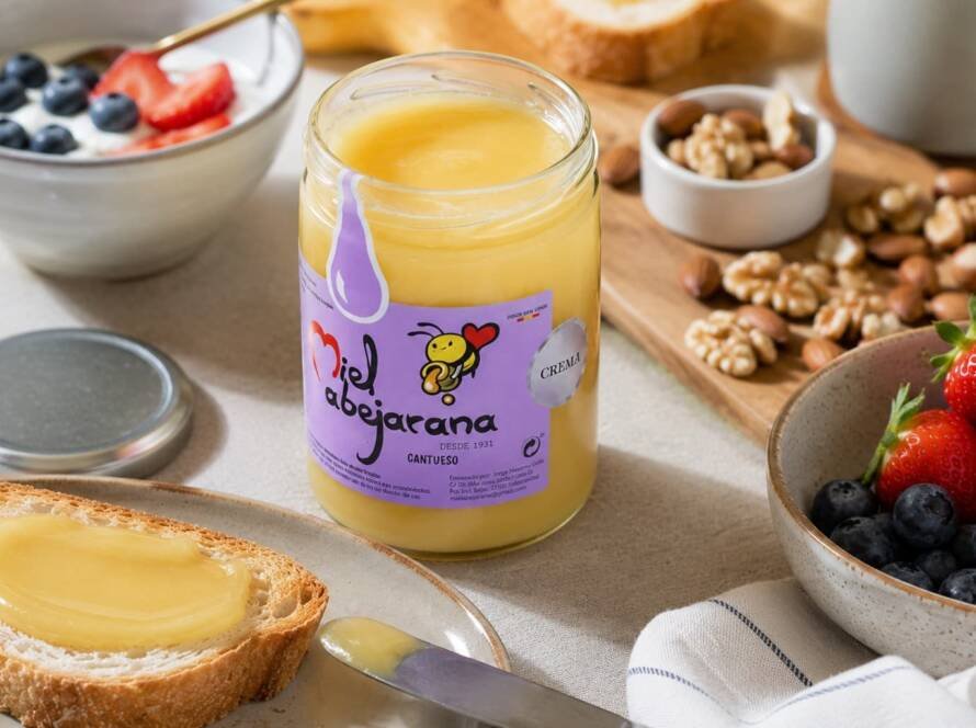 Crema de miel Miel Abejarana acompañada de tostadas, frutos secos y fruta fresca en un desayuno natural y saludable
