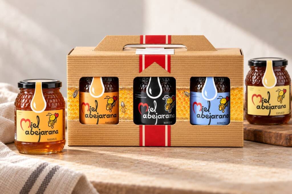 Estuche regalo de tres mieles artesanales de Miel Abejarana con tarros de miel presentados en caja gourmet