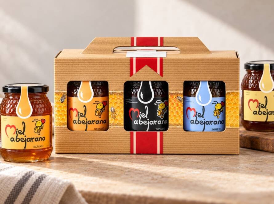 Estuche regalo de tres mieles artesanales de Miel Abejarana con tarros de miel presentados en caja gourmet
