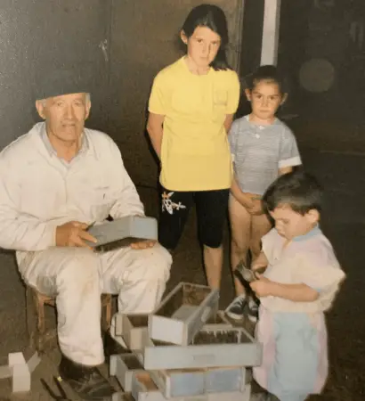 Abuelo y nietos de Miel Abejarana construyendo cuadros para colmenas de forma artesanal